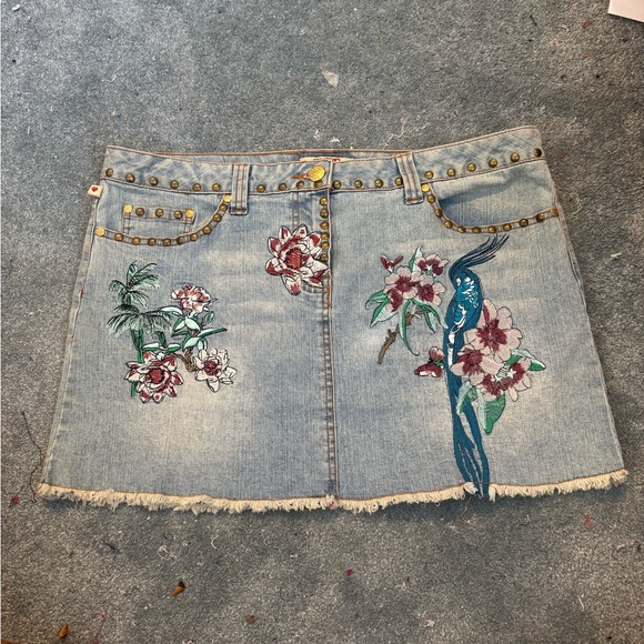 XOXO Dresses & Skirts - XOXO Vintage Denim Embroidered MiniSkirt. Size 32 or wear low hips size 30 fit